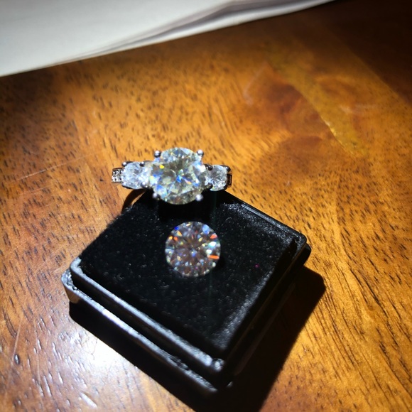 D vs DEF Moissanite - Picture 4 of 12